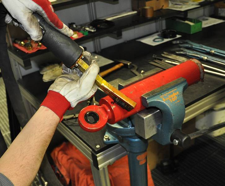 Read more about the article Hydraulic cylinder: Induction for disassembly!